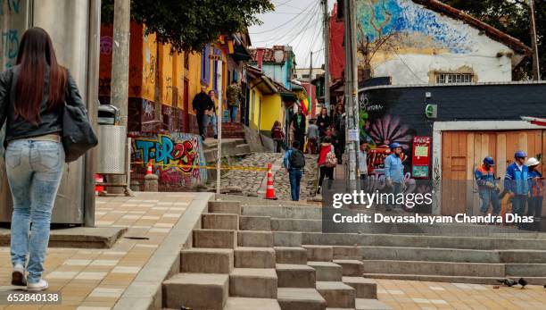 bogotá, colombia - mirando hacia la calle del embudo en el histórico barrio de candelaria de la capital andina - calle del embudo fotografías e imágenes de stock