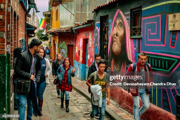 bogotá, colombia - turistas y colombianos local en la calle del embudo, en el histórico barrio de candelaria de la capital andina - calle del embudo fotografías e imágenes de stock