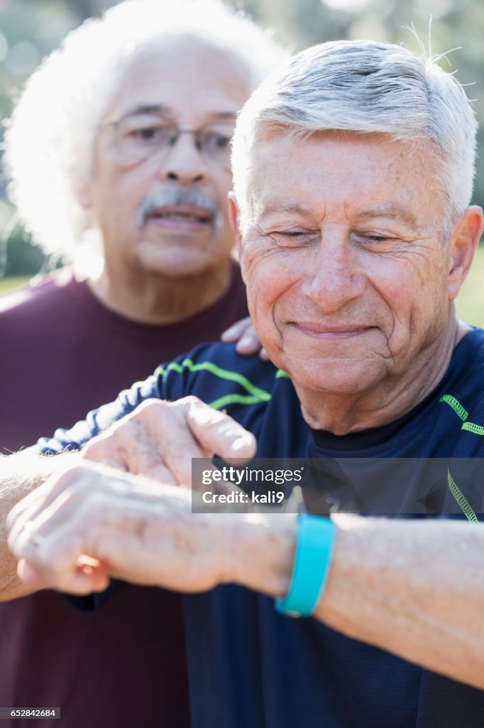 Senior mannen uit te oefenen, met behulp van fitness tracker