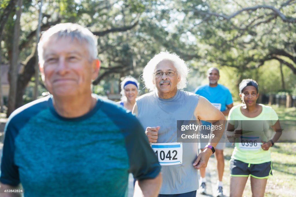 Gruppe von multi-ethnischen Senioren ein Rennen