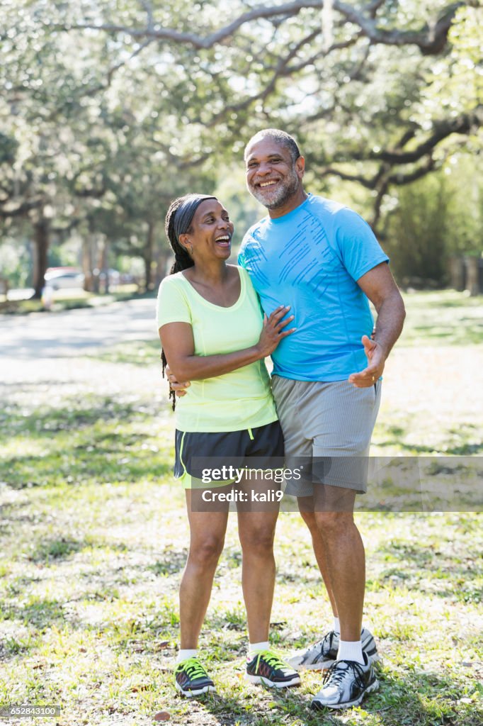 Senior Afro-Amerikaanse paar staande samen in park