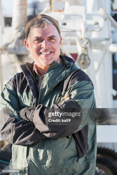 garnalen boot kapitein op het dek - shrimp boat stockfoto's en -beelden