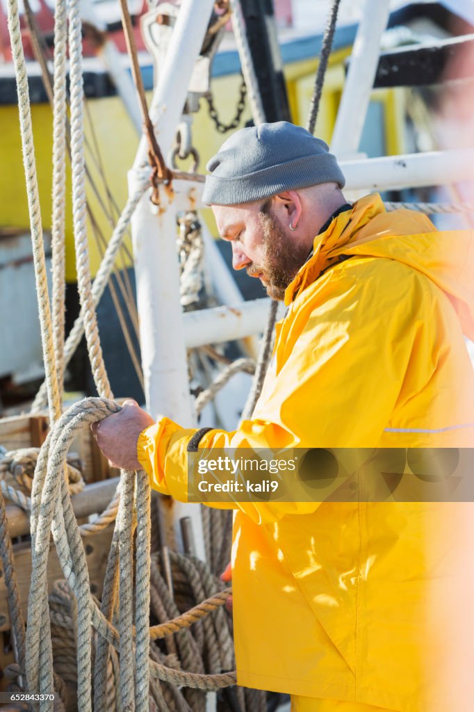 Reifer Mann arbeitet an kommerziellen Fischerboot