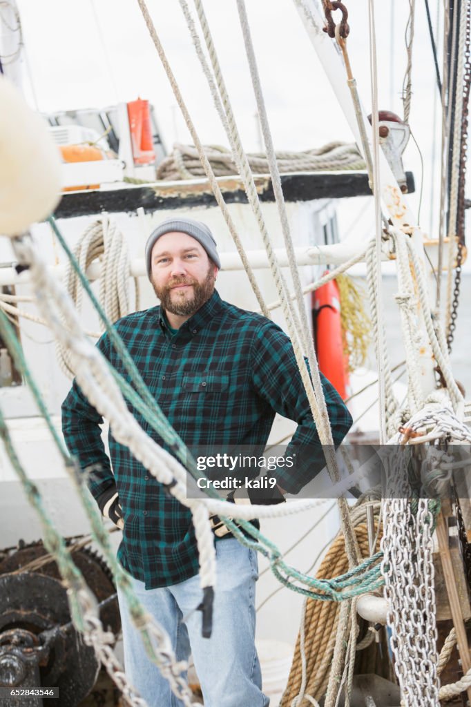 Reifer Mann arbeitet an kommerziellen Fischerboot