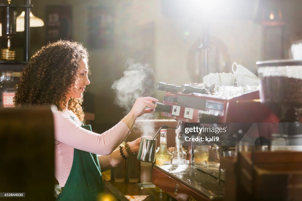 Jonge vrouw die werkt als barista bij koffie shop