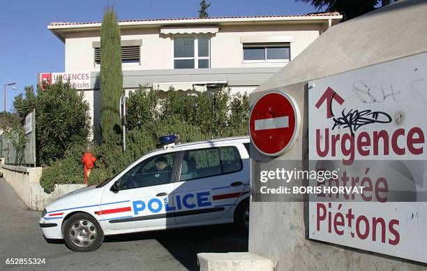 Un véhicule de police quitte le centre hospitalier d'Aix-en-Provence, le 03 janvier 2007, où est gardé à vue le comédien Samy Naceri après avoir été...