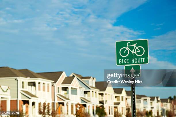 bike route sign in a neighborhood - fayetteville arkansas stockfoto's en -beelden