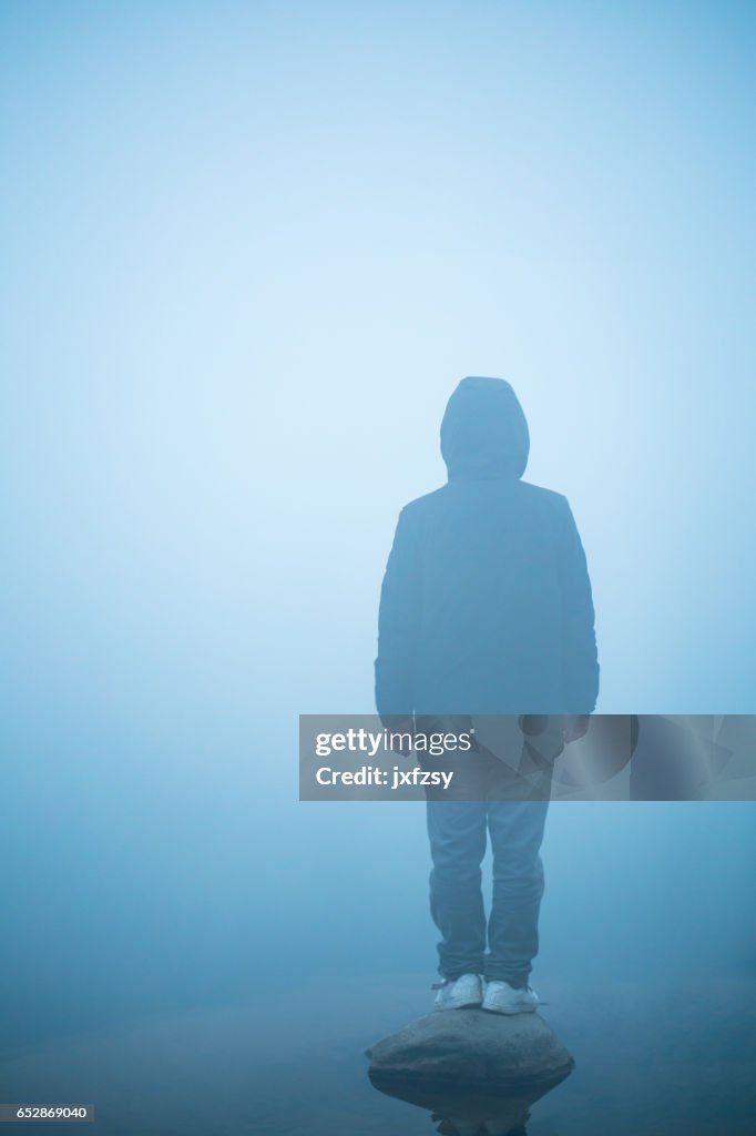 Jonge man die permanent in de mist