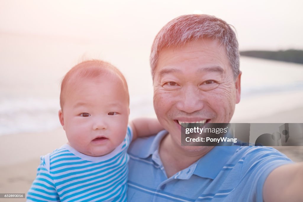 Alter Mann Selfie mit Enkel