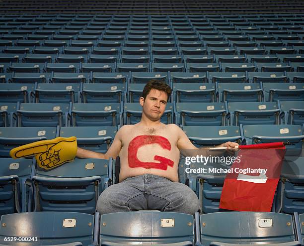 disappointed soccer fan - peinture corporelle photos et images de collection