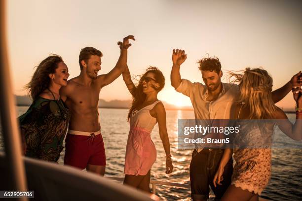 happy vrienden plezier op een feestje bij zonsondergang. - s happy days stockfoto's en -beelden