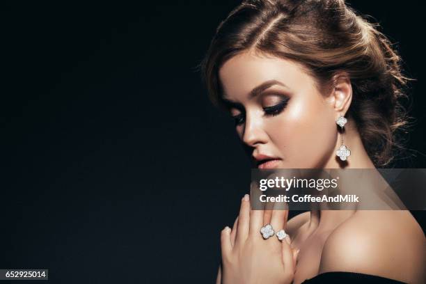 horizontal retrato de una hermosa niña con joyas brillantes - anillo joya fotografías e imágenes de stock