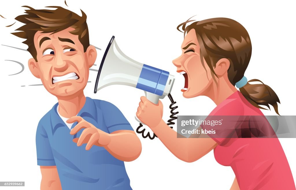Jovem mulher com megafone gritando no homem