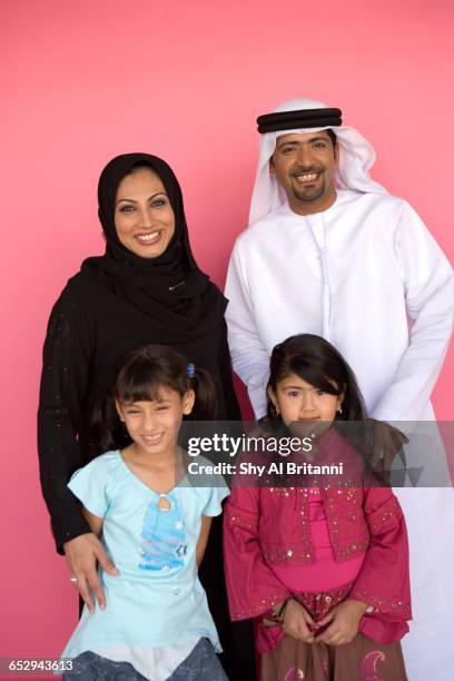 an emirati family portrait. - emirati man portrait stockfoto's en -beelden