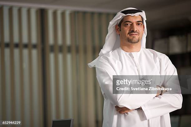 portrait of an arab man in an office. - 包頭巾 個照片及圖片檔