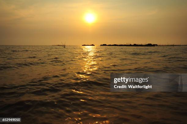 sunset on tonle sap lake, cambodia - chong kneas - fotografias e filmes do acervo