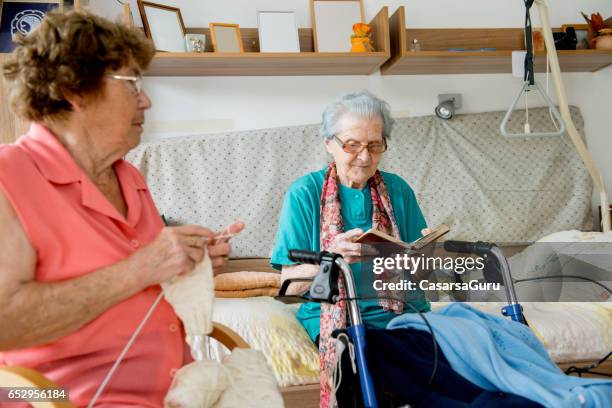 senioren frauen geselligkeit im schlafzimmer im kindergarten-home - residential care stock-fotos und bilder