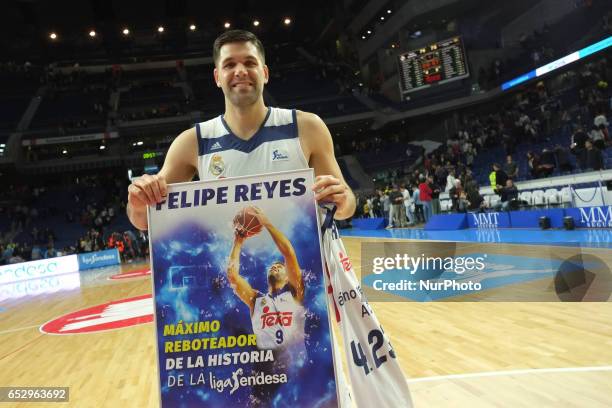 Felipe Reyes of Real Madrid and Tyrese Rice, #2 guard of FC Barcelona during the Liga Endesa game between Real Madrid v FC Barcelona at Barclaycard...