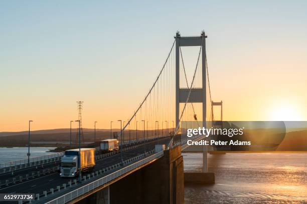 the severn bridge over the river severn estuary, aust, south gloucestershire, england, united kingdom - pont severn bridge photos et images de collection