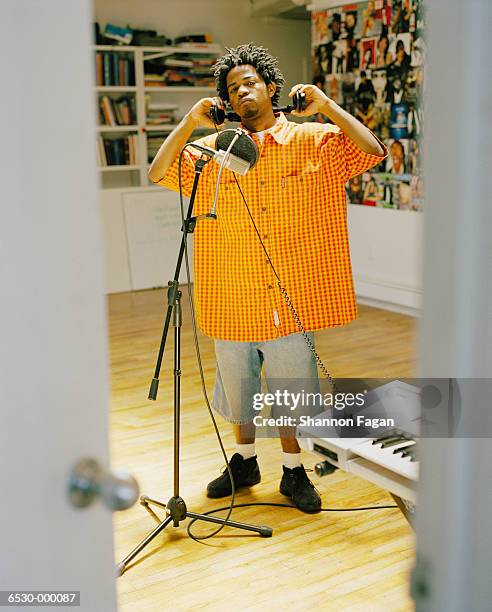 man with microphone - mike storen stockfoto's en -beelden