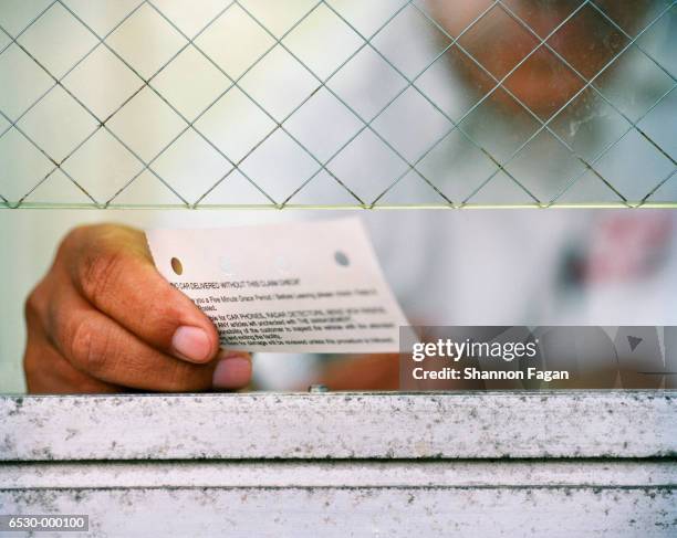 man holding ticket - hygiaphone photos et images de collection