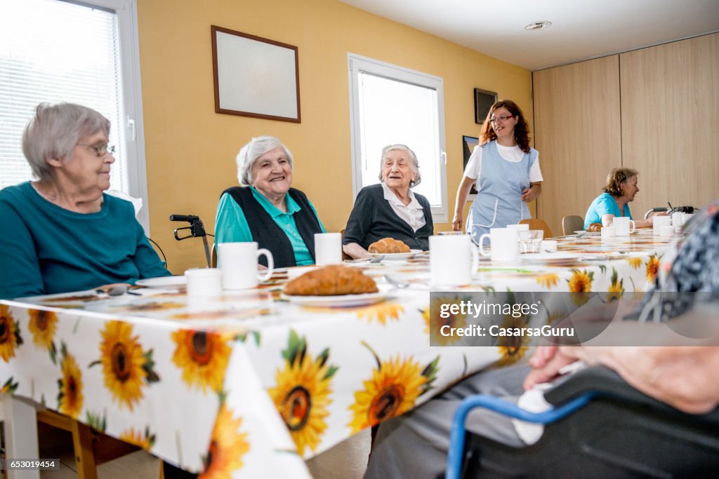 Senioren im Ruhestand Heim frühstücken