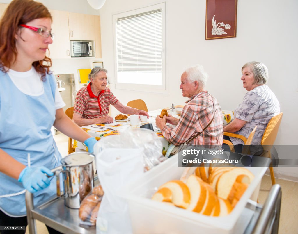 Senioren op het bejaardentehuis ontbijten