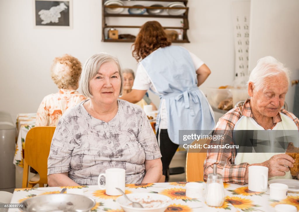 Senioren im Ruhestand Heim frühstücken