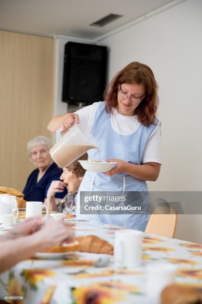 Krankenschwester im Pflegezentrum Zubereitung des Frühstücks