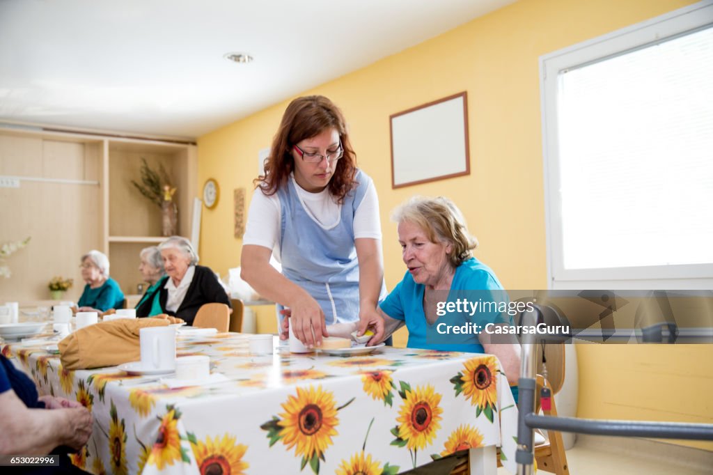 Adultes Seniors prenant son petit déjeuner au centre de soins
