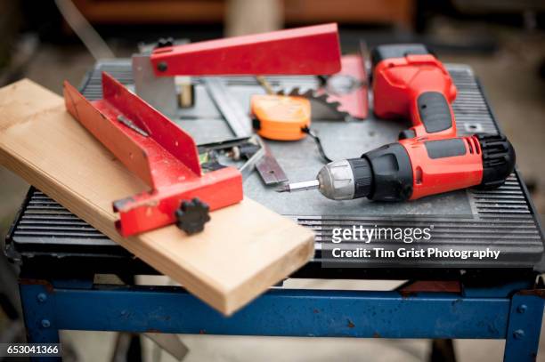 tools on a workbench - herramienta eléctrica fotografías e imágenes de stock