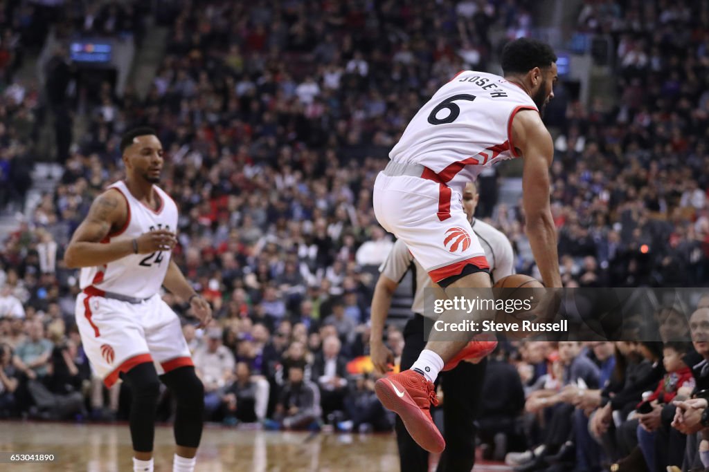 Toronto Raptors play the Dallas Mavericks