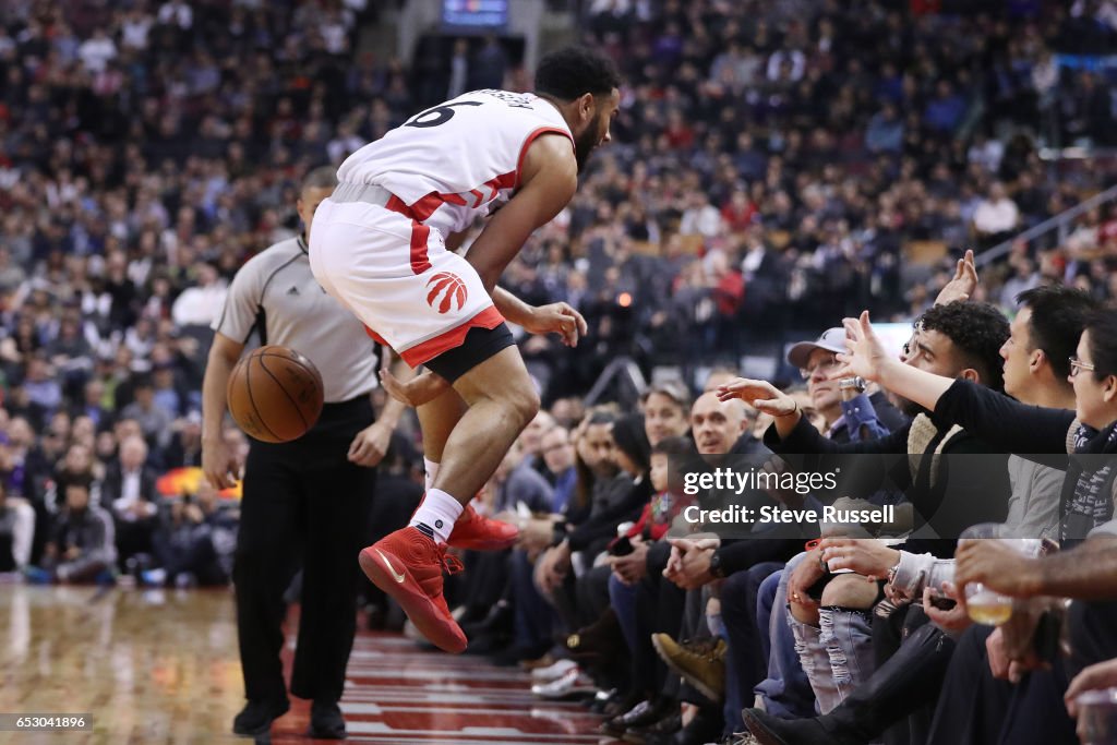 Toronto Raptors play the Dallas Mavericks