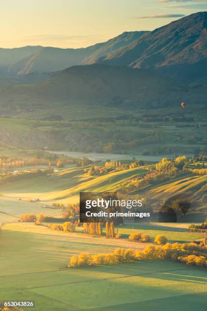 panoramablick auf bemerkenswerte peak bei königin stadt in neuseeland - otago stock-fotos und bilder