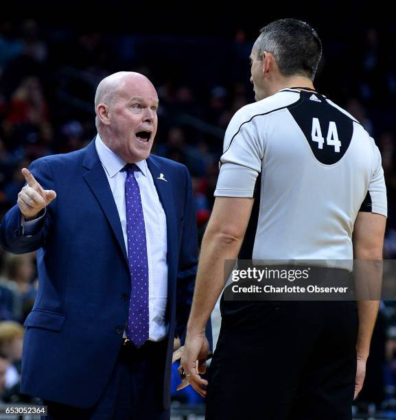 Charlotte Hornets head coach Steve Clifford, left, argues a no-call with official Brett Nansel, right, during first half action against the Chicago...