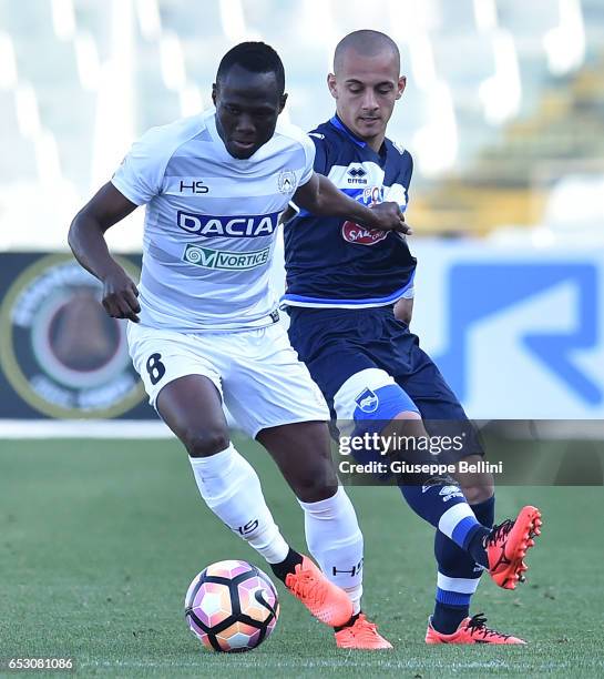 Emmanuel Badu of Udinese Calcio and Alexandru Ionut Mitrita of Pescara Calcio in action during the Serie A match between Pescara Calcio and Udinese...