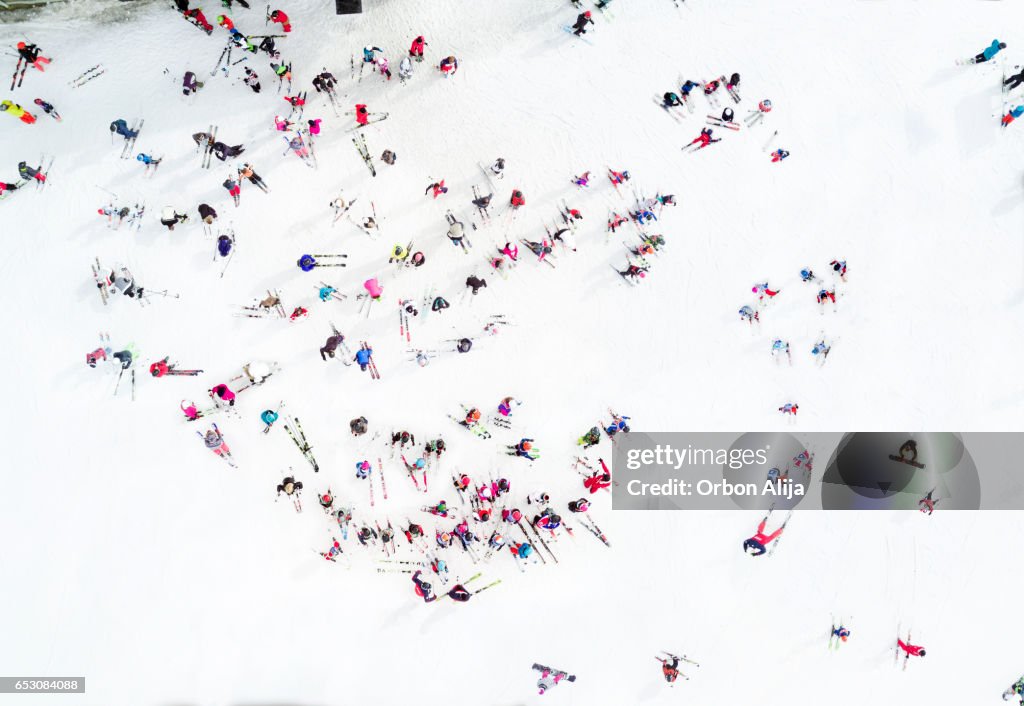 Luftaufnahme der Skifahrer