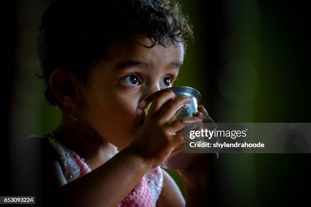 niño pequeño - niño-tomando-agua fotografías e imágenes de stock