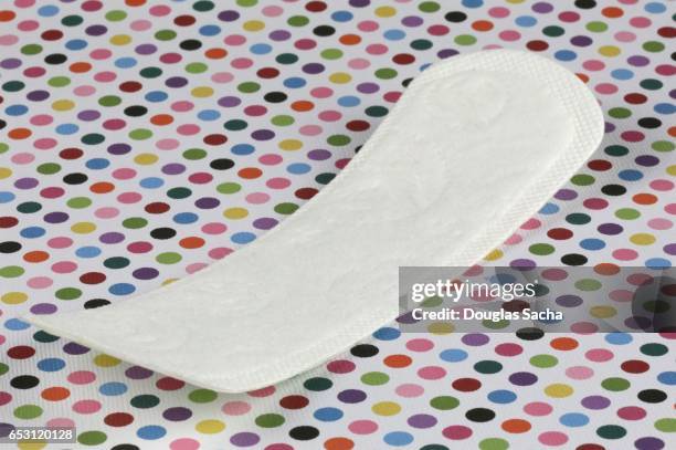 women's sanitary pad for menstrual protection - enchimento imagens e fotografias de stock
