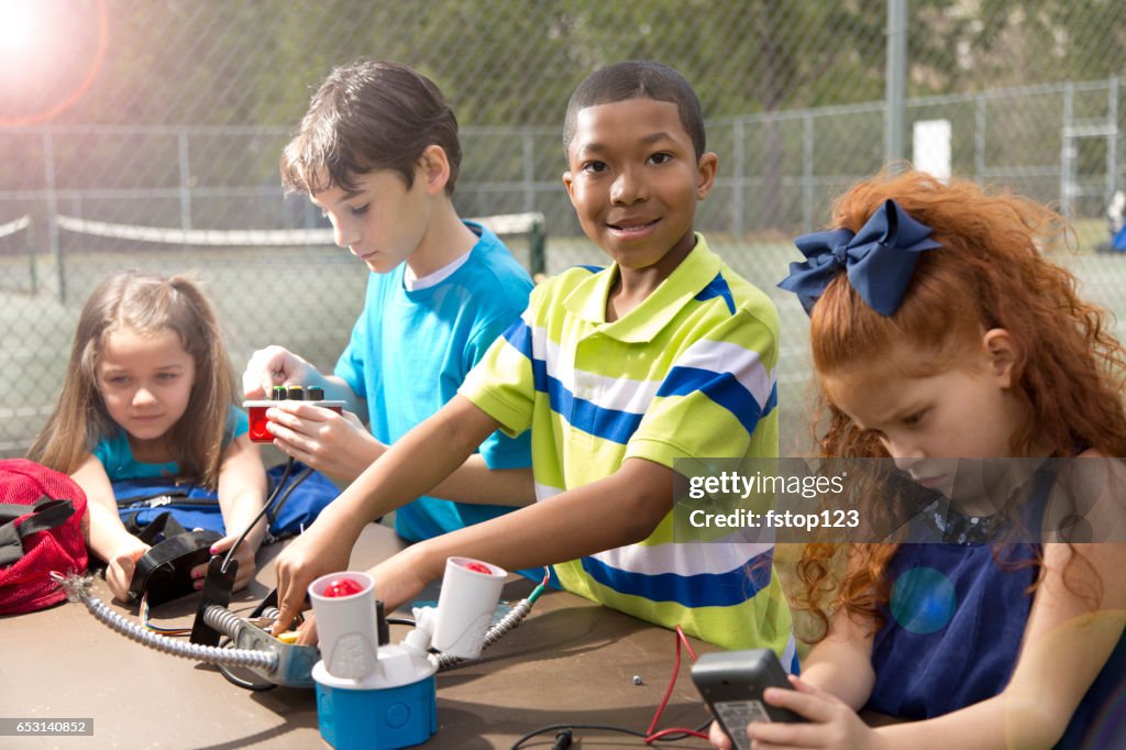 Grundschulkind Schüler erstellen Roboter wissenschaftliches Experiment.