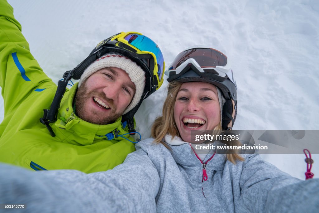 スキー場のスイス連邦共和国の若いカップル撮影 selfie