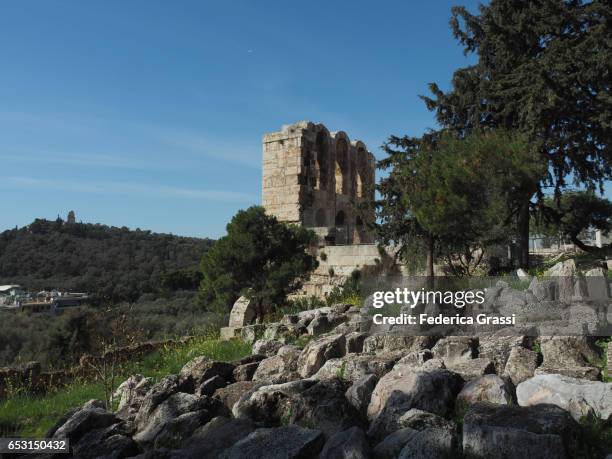 filopappou hill and the odeon of herodes atticus - odeion gebouw uit de oudheid stockfoto's en -beelden