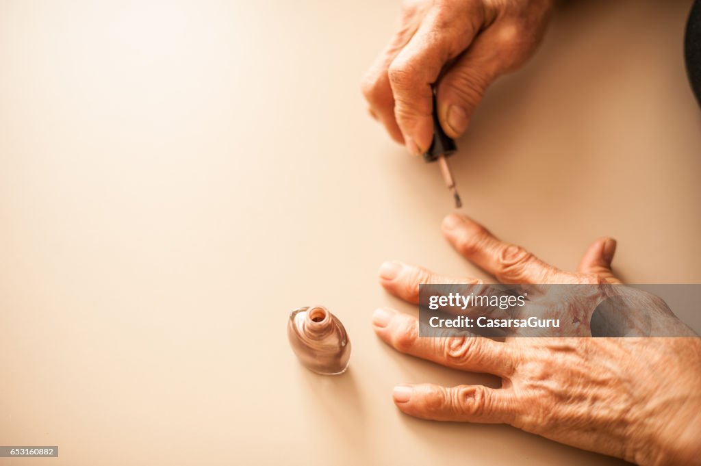 年配の女性を適用する爪 - クローズ アップ手
