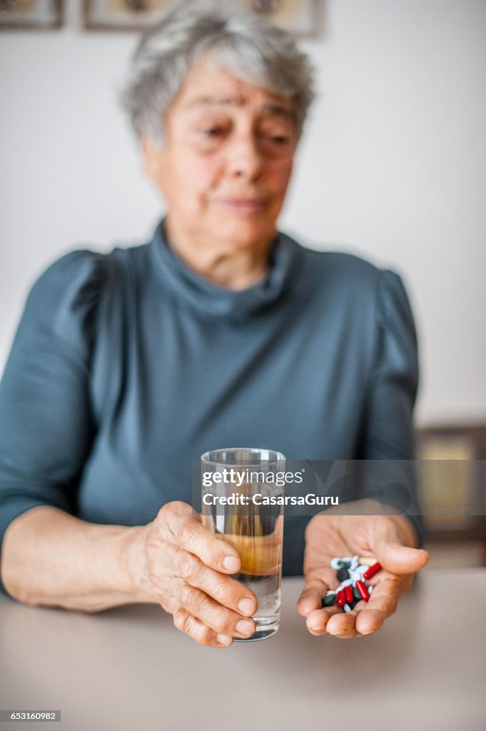 Ältere Frau nehmen täglich Medizin