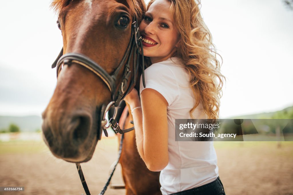Ein schönes Pferd streicheln