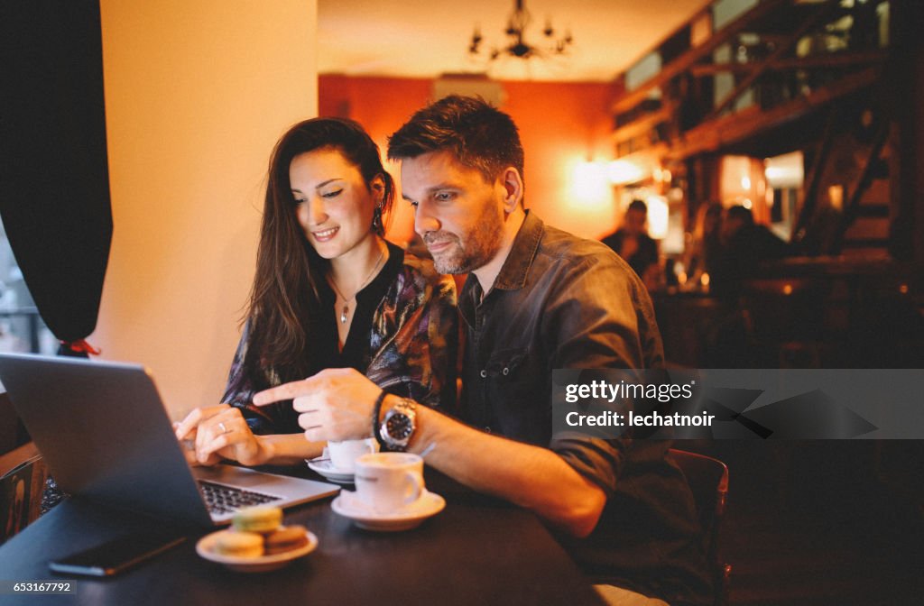 Junge Menschen arbeiten spät in der Belgrad-café