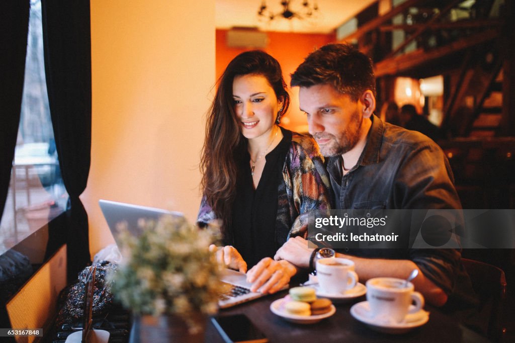 Junge Menschen arbeiten spät in der Belgrad-café
