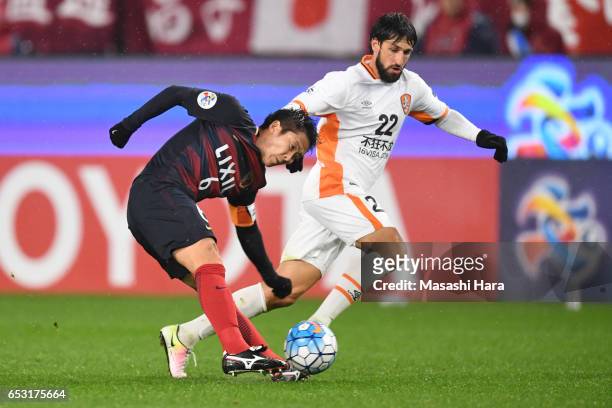 Thomas Broich of Brisbane and Ryota Nagaki of Kashima Antlers compete for the ball during the AFC Champions League Group E match between Kashima...