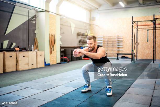 workout in the gym - squatting position - fotografias e filmes do acervo