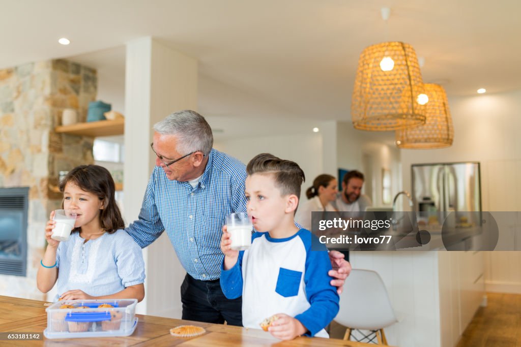 Grand-père a petits-enfants vont exiger des biscuits maison